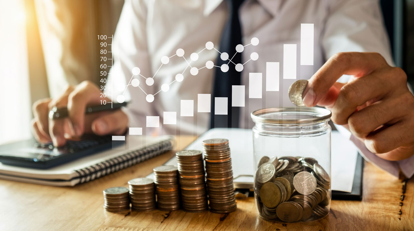 Trois livrets bancaires étiquetés LEP, Livret A et LDDS accompagnés de piles de pièces d'euro de hauteurs différentes illustrant l'écart de rendement
